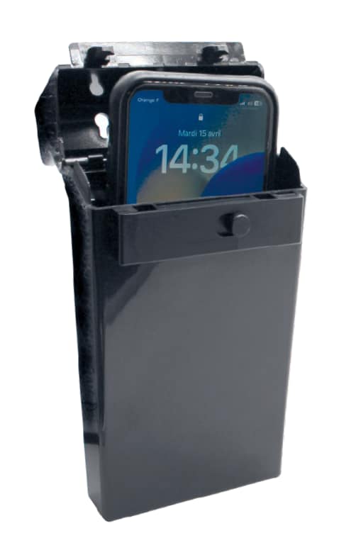 une photographie du boitier avec un téléphone portable à l'intérieur